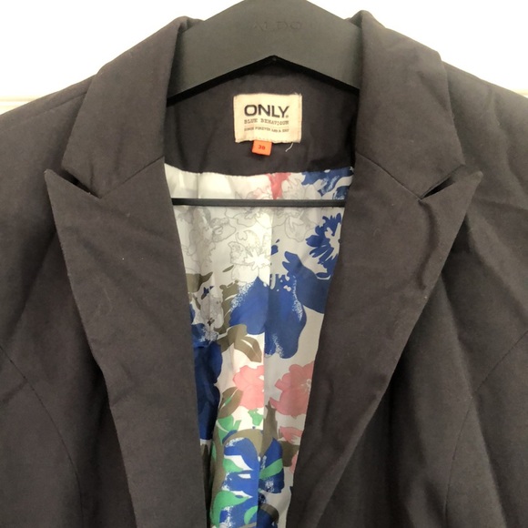 Charcoal gray blazer - Picture 2 of 3